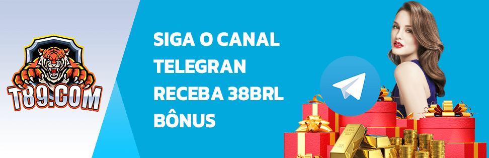 ela ganha dinheiro fazendo artesanato com tecidos africano